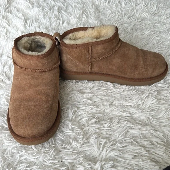 UGG Classic Ultra Mini Bootie Size 8 - Picture 4 of 7